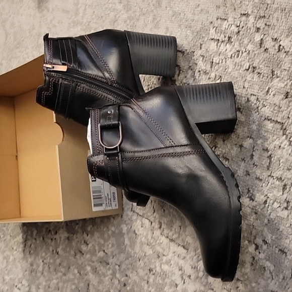 Woman's black leather booties - Picture 2 of 5